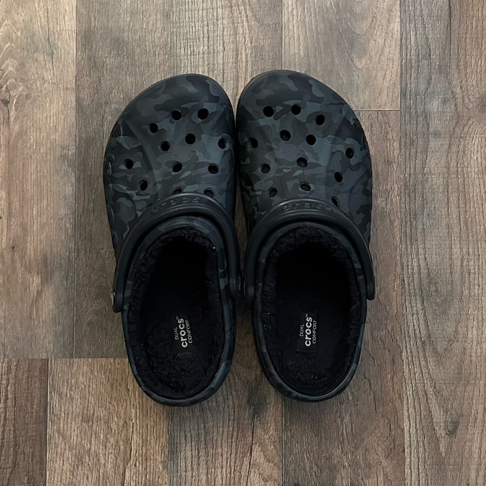 Black Camo Fleece Lined Crocs M7/W9